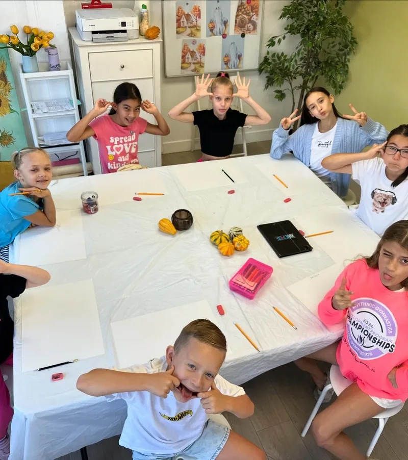 Дети на групповом занятии рисуют осенний натюрморт